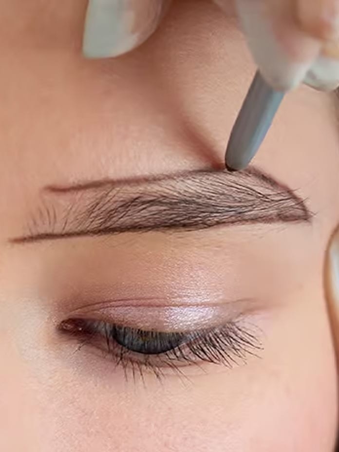 زراعة الحاجبين: عمل دقيق لحاجبين دائمين طبيعيين