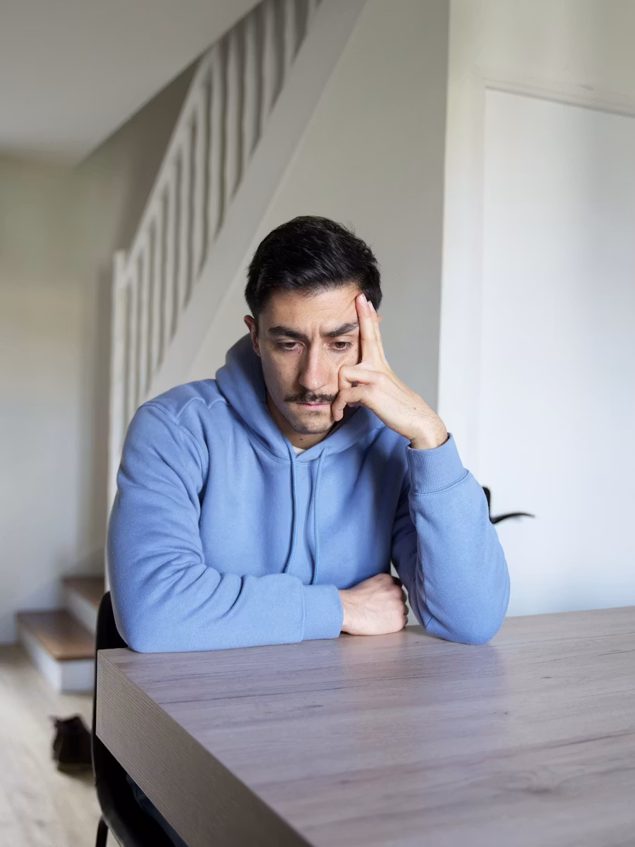 تساقط الشعر وعلم النفس: الجانب العاطفي المُغفَل