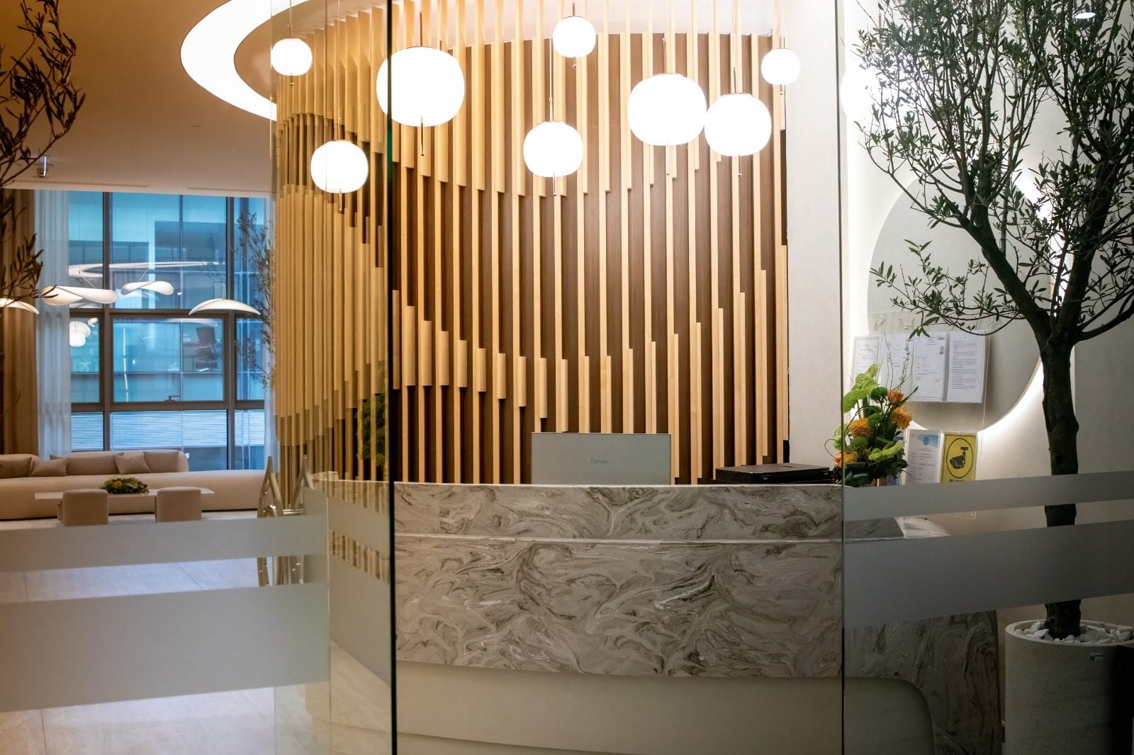 En moderne klinikreception med marmordisk